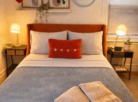 Superior Queen Bed & Fulton Bed, Hotel in Mount Vernon