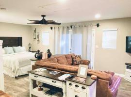 Boutique Living at Cozy Blue Modern Wine Country, viešbutis mieste Templtonas