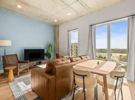 Elegant 1BR Walkable to Dining, Pool + Gym