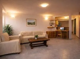 Stylish & Colorful Open Space - Sleeps 5