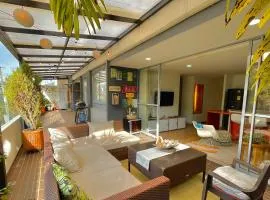 Espacio pet-friendly con terraza amplia y asador