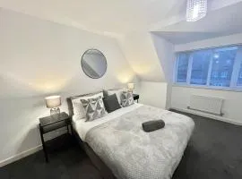 Cosy Homes in Ashford - 3 Bedroom 3 Bath home secure parking