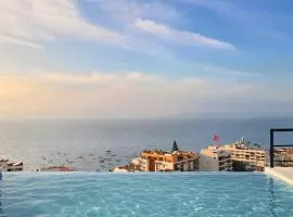 Private retreat overlooking Bandera Bary