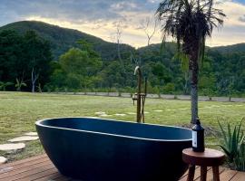Private Treehouse Digital Detox Retreat with Fire Pit and Outdoor Bath, Hotel in Kin Kin