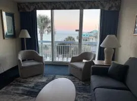 Enjoy & Relax Ocean front King apartment with bunks
