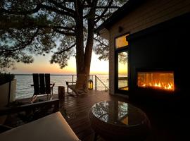 Water's Edge Cottage Luxury Retreat, Hotel in Leonardtown