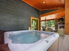 Private Luxury Cabin - Hot Tub - Fire Pit - Game Room