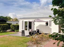 Comfy chalet with a dishwasher, next to the forest, cabin in Rijssen