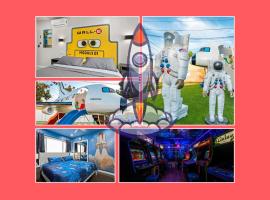 Galaxy Quest by OC Adventure Homes, hotel a Garden Grove
