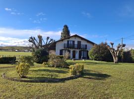 Maison familiale Pays Basque, hotel en Ahaxe-Alciette-Bascassan