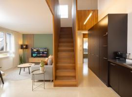 STAYY WarmWood Maisonette Family and Business Suite - Cozy Apartment with 24h Self Check-in - free Parking - Wifi - Kitchen - Laundry - 25' City Center, hotel u gradu Ditikon