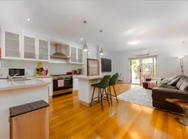 Walk to Flemington Racecourse - Free Parking & Wi-fi