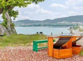 Yeosu Jangsuri Poolvilla&Spa Pension, hotel a Yeosu