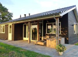 Lovely cottage in the middle of nature, hotel with parking in Keijenborg