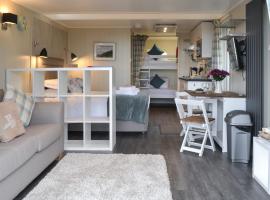Merlin's Cabin, hotel a Westward