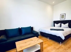 Comfortable Private Rooms in 3BR Apartment Near Kaufpark Alterlaa