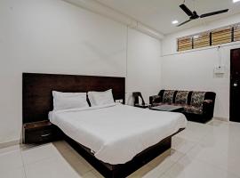 OYO Hotel Om Sai Lodging, хотел в Нашик