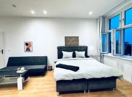 Bright Private Rooms in 4BR Apartment Near Kaufpark Alterlaa