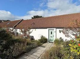 COSY COTTAGE FOR SHARE , Private Double Room, Wifi, Parking, Garden