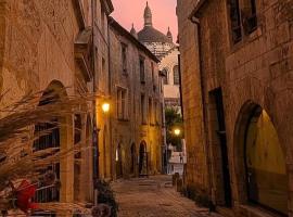 Logis 8 St Front gite urbain Périgueux、ペリグーのホテル