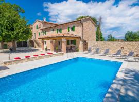 Villa Anton, a luxurious rustic villa in a peaceful setting, hotell i Pifari