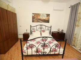 Cozy Central Fier Apartment - Free Parking, Apollonia, Seman beach & Berat