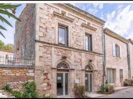 Village house – hotel w mieście Penne-dʼAgenais