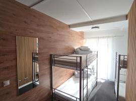 Rooms4Rest BIZ Skibicka budynek 2 - Private rooms for tourists, отель в Варшаве