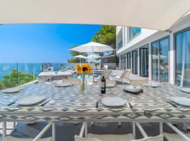 Can Ema, villa moderna con piscina frente al mar โรงแรมในแคปเดอเปรา