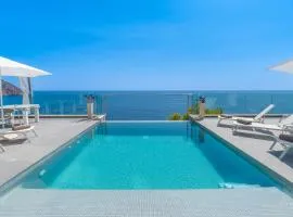 Can Ema, villa moderna con piscina frente al mar