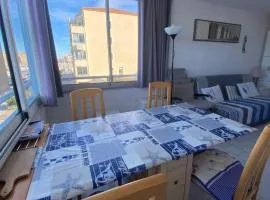 Bright 2-bedroom apartment a stone's throw from the sea facing the port