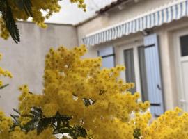 Gite climatisé avec piscine sur les hauteurs de Bollene, отель в городе Боллен