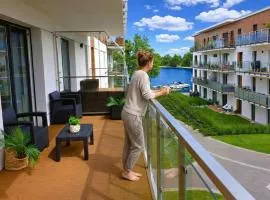 Marina Summer - przy jeziorze, Netflix, TV55", winda