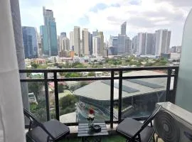 1-BR Promo! Stay in Makati - Condo with Pool, Fast WiFi, Gym, Balcony