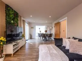 Open Mind Property- 6BRHome, HotTub & Free Parking