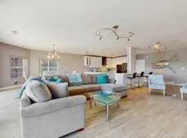 Beautiful Harbor view condo close to shopping beaches and entertainment