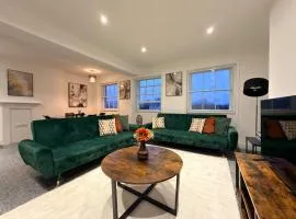 Luxury 2BR Penthouse in Cheltenham Free Parking