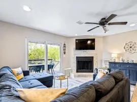 Dog-friendly townhome with private deck charming interior washer&dryer & AC