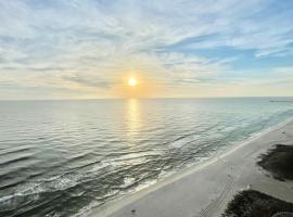 Beachfront resort condo with gulf views pools splash pad hot tub & gym, hotel a Panama City Beach