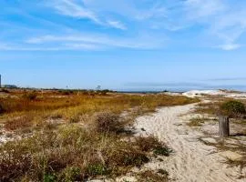 Cozy coastal condo with shared pool and easy beach access