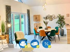 Riesiges Ferienhaus mit 4 SZ an der Nordsee! Sauna، فندق في Sehestedt