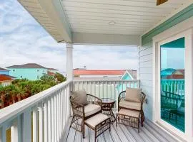 Gorgeous dog-friendly condo private balcony and close to beach