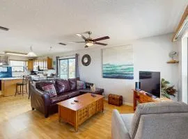 Relaxing retreat with Lake Powell views dock access 2 pools & screened patio