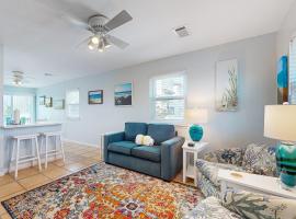 Condo with beach access resort pools & relaxing balcony, hotel in Destin