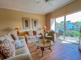 Dog-friendly condo with pool hot tub private balcony AC & washer&dryer, hotel di Destin
