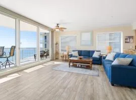 Gorgeous cozy beachfront condo with pool pool spa & beach access