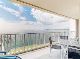 Waterfront condo with beach access pools balcony central AC & W&D、ペルディード・キーのホテル