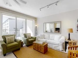 Super-comfy Seagrove condo with spacious pool-view balcony & pickleball