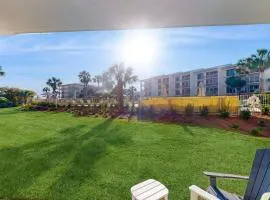 Beachfront condo with 2 beach chairs included & pickleball - short walk to dining