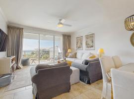 Condo on the beach with tennis pickleball shuffleboard & balcony, hotel a Seacrest